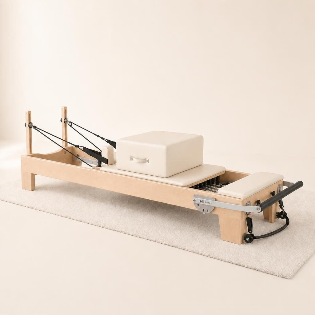 Reformer Studio Orin blanc en bois massif, vue de trois quarts